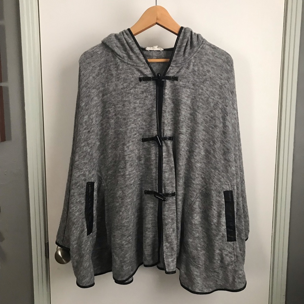 Wooly sweater poncho w faux leather lining